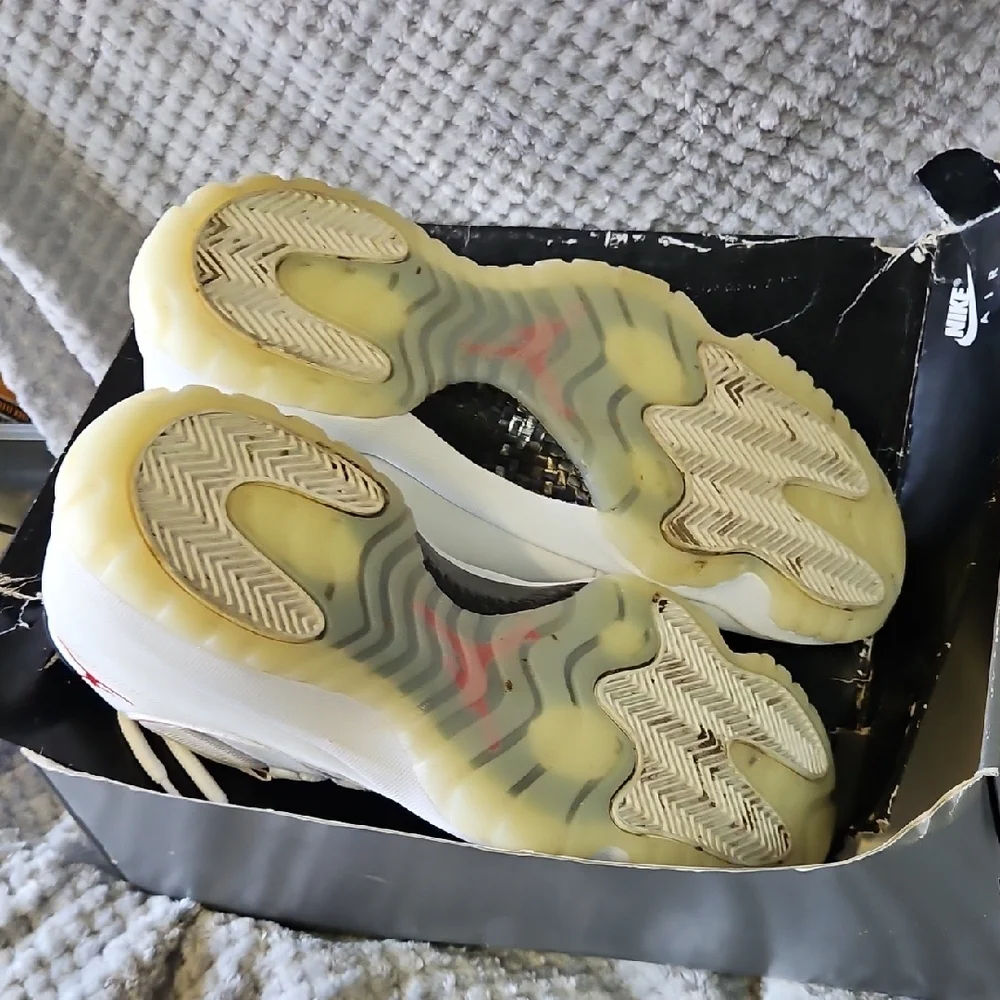 Jordan Air 11 Retro Platinum Tint and University Red - Picture 4 of 7